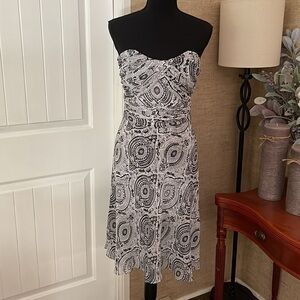 WHITE House Black Market Strapless Paisley Dress. NWT Size 4